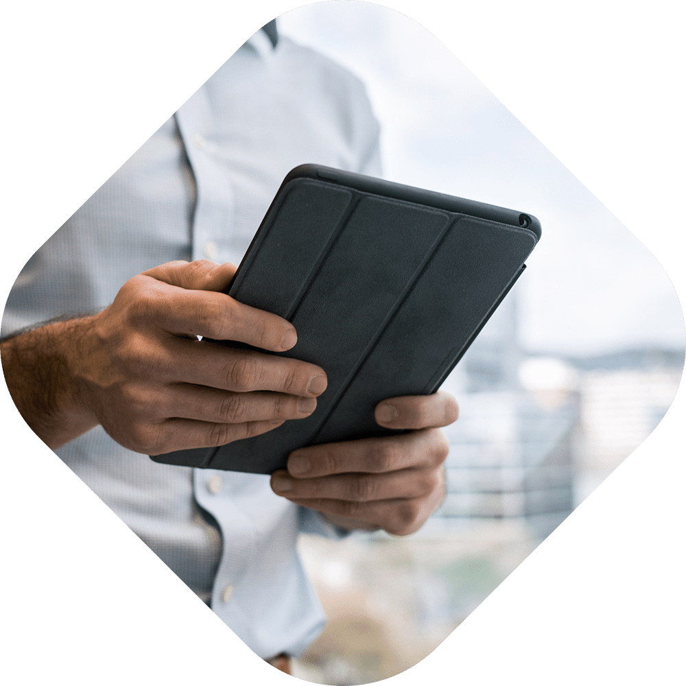 Ein Geschäftsmann mit einem Tablet in den Händen